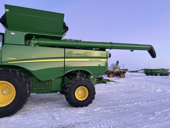 Image of John Deere S680 equipment image 2