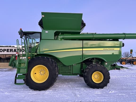 Image of John Deere S680 equipment image 1
