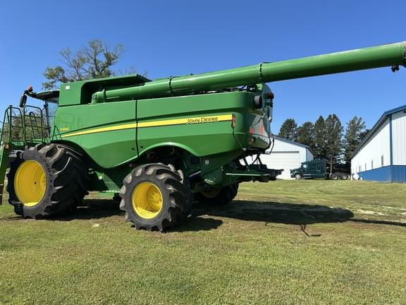 Image of John Deere S680 equipment image 2