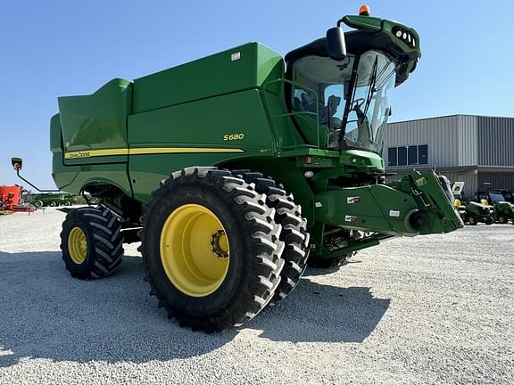 Image of John Deere S680 equipment image 1