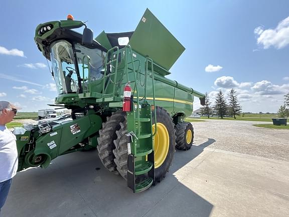 Image of John Deere S680 equipment image 2