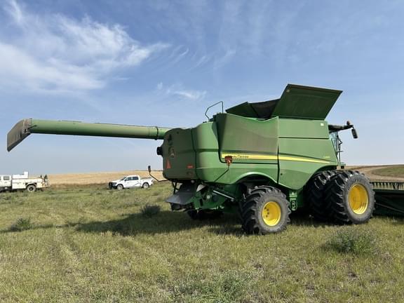 Image of John Deere S680 equipment image 1