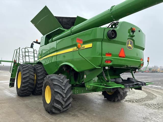 Image of John Deere S680 equipment image 4