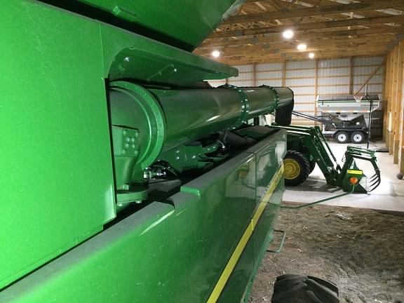 Image of John Deere S680 equipment image 4