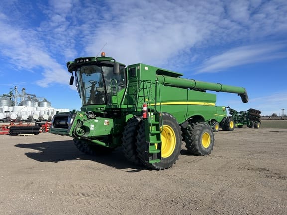 2017 John Deere S680 Equipment Image0