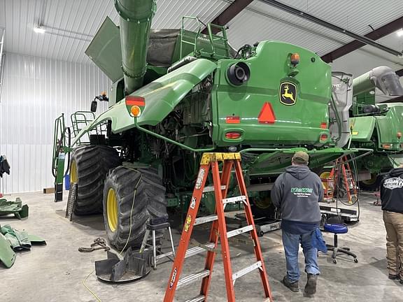 Image of John Deere S680 equipment image 2