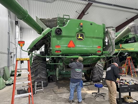 Image of John Deere S680 equipment image 3