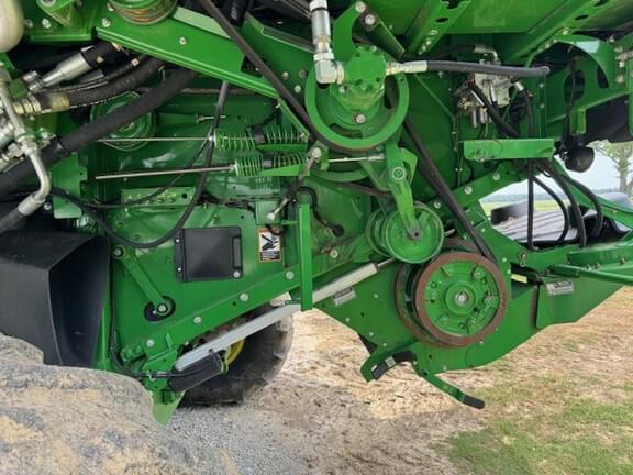 Image of John Deere S680 equipment image 1