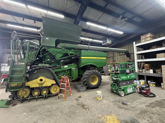 Image of John Deere S680 Primary image