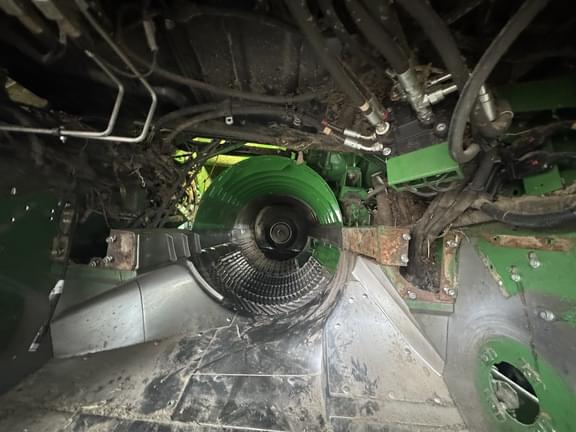 Image of John Deere S680 equipment image 2