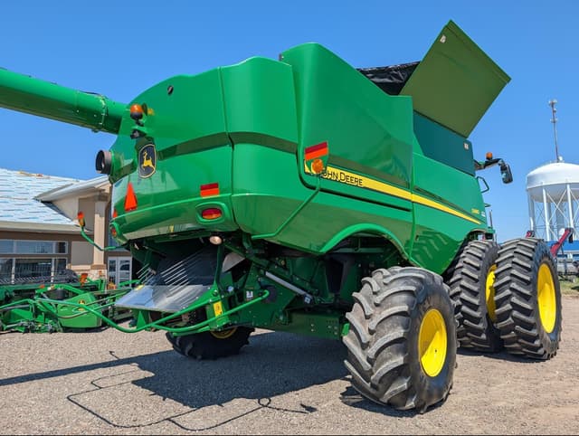 Image of John Deere S680 equipment image 2