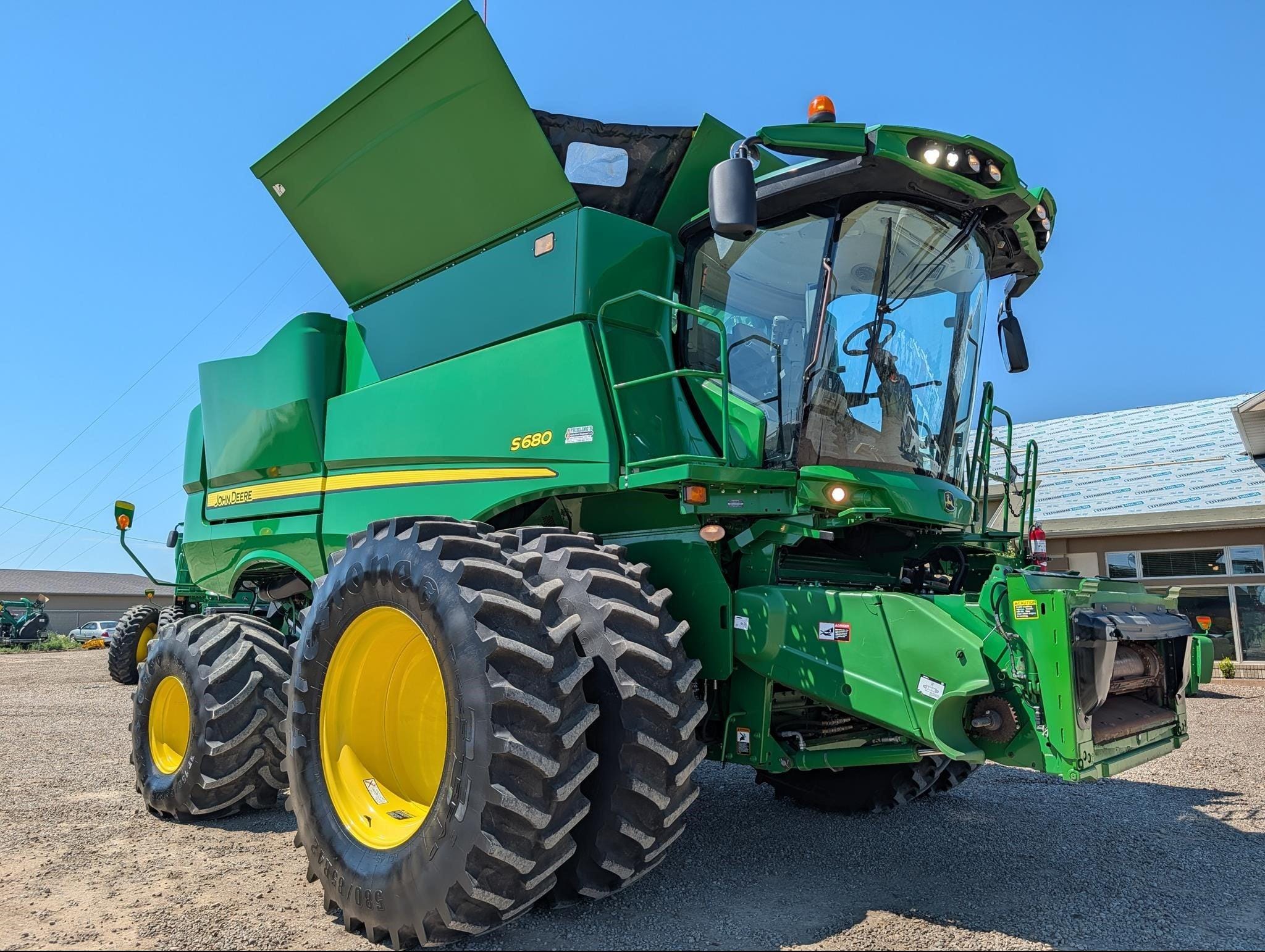 2017 John Deere S680 Equipment Image0
