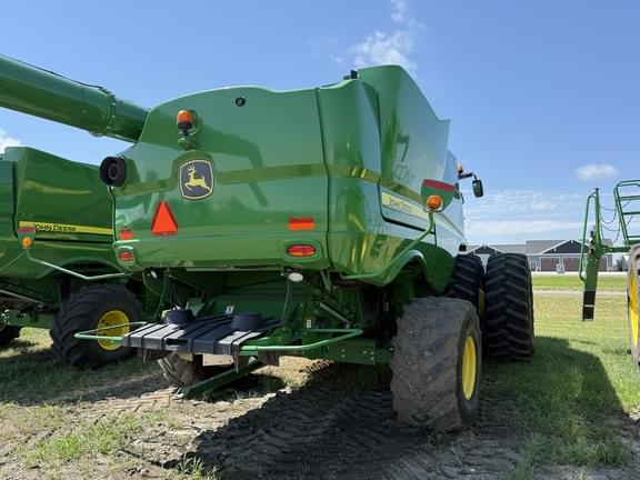 Image of John Deere S680 equipment image 1