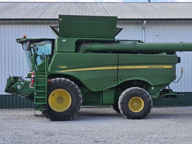 Image of John Deere S680 equipment image 1