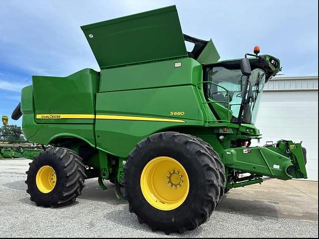 Image of John Deere S680 equipment image 1