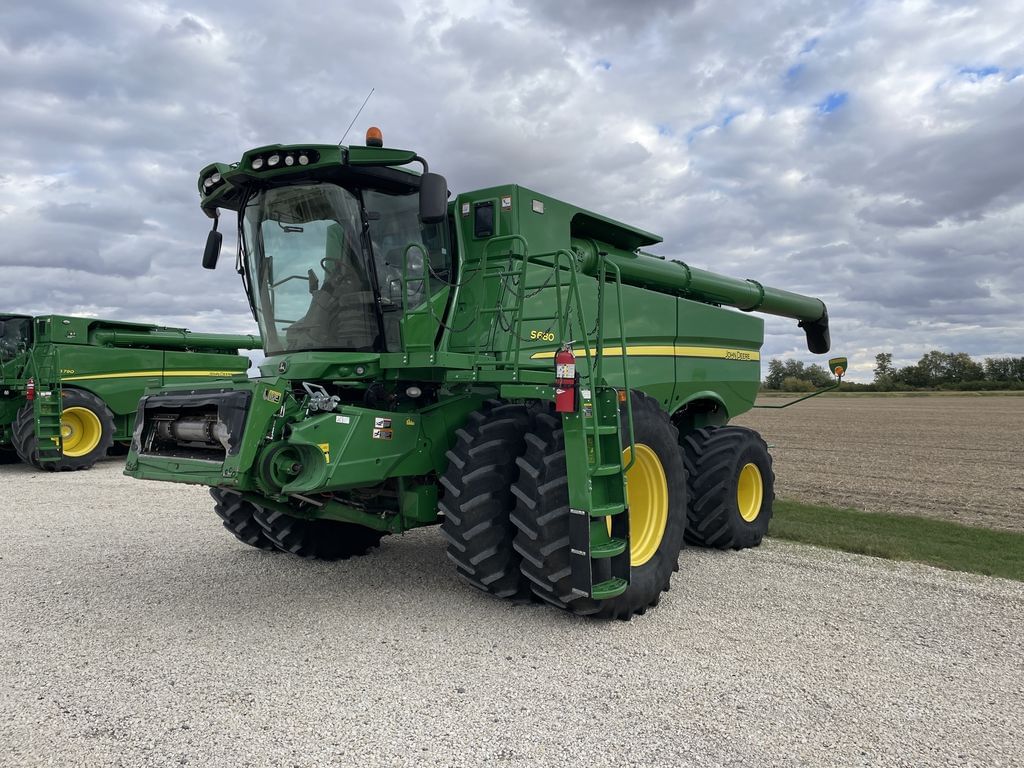 2017 John Deere S680 Equipment Image0