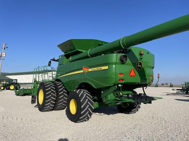 Image of John Deere S680 equipment image 3