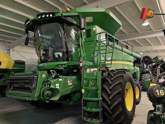 Image of John Deere S680 equipment image 1