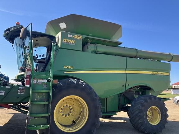 Image of John Deere S680 equipment image 1