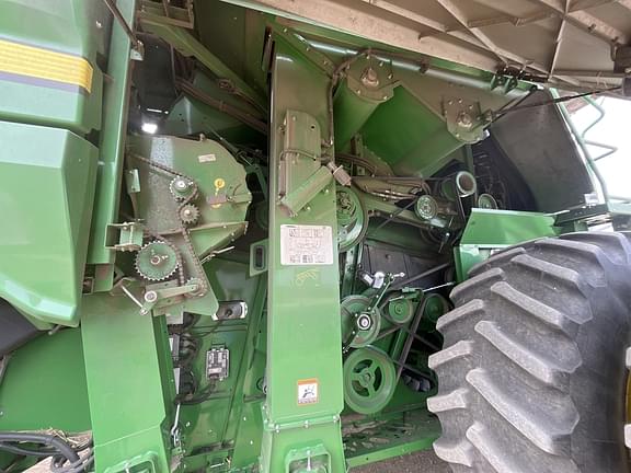 Image of John Deere S680 equipment image 4