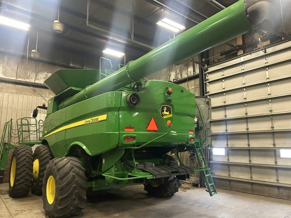 2017 John Deere S680 Equipment Image0