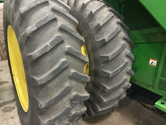 Image of John Deere S680 equipment image 4