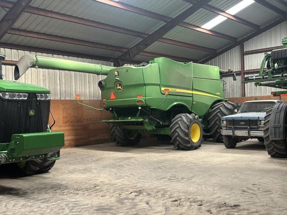 Image of John Deere S680 equipment image 1