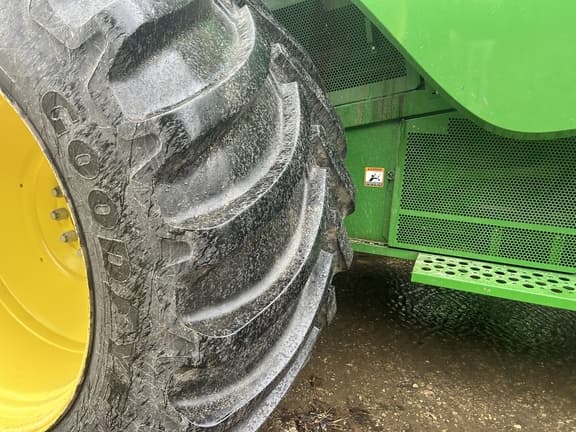 Image of John Deere S680 equipment image 1