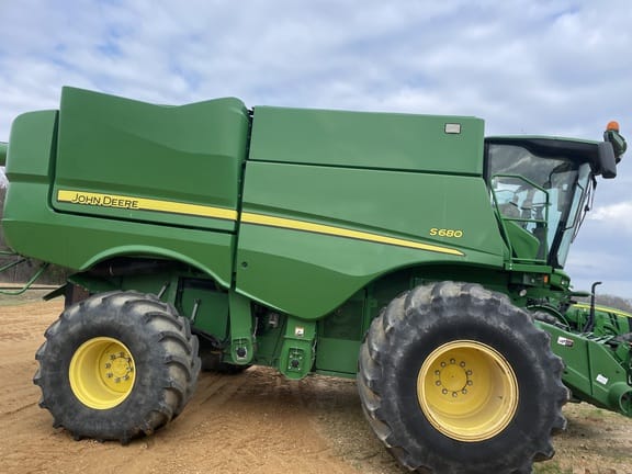 2017 John Deere S680 Equipment Image0
