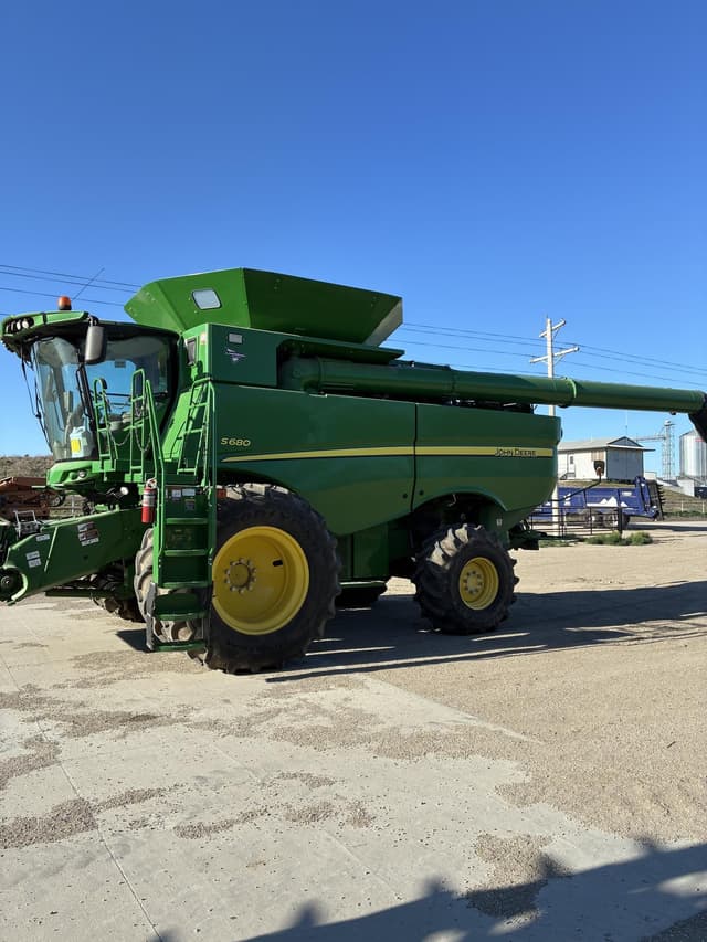 Image of John Deere S680 equipment image 1