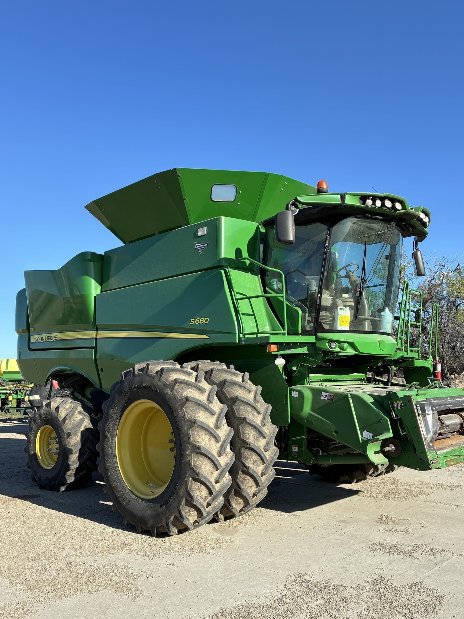 2017 John Deere S680 Equipment Image0