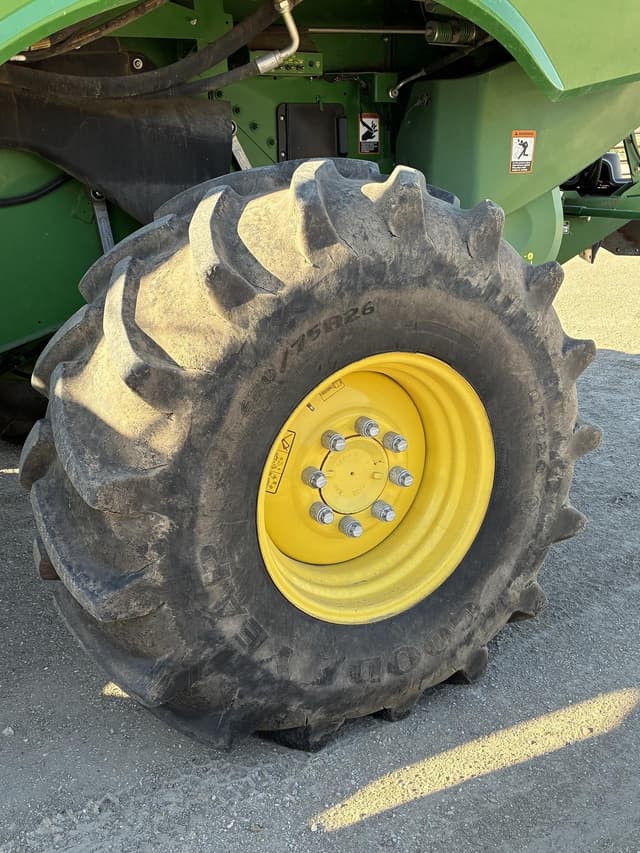 Image of John Deere S680 equipment image 4