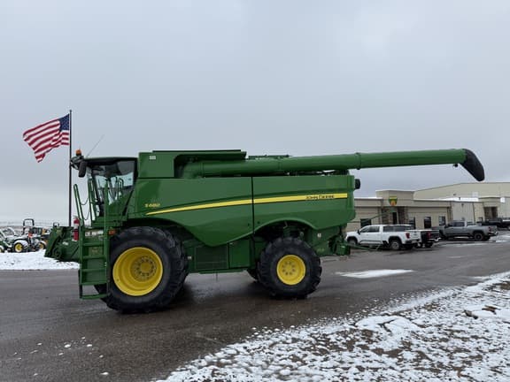 Image of John Deere S680 equipment image 1