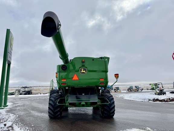 Image of John Deere S680 equipment image 3