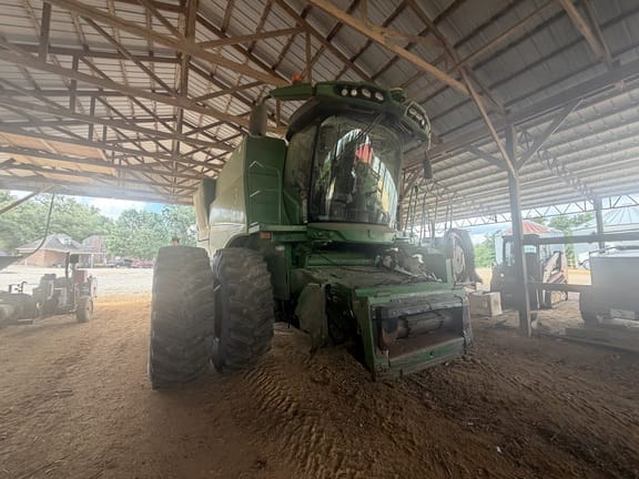 2017 John Deere S680 Equipment Image0