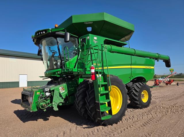 Image of John Deere S680 equipment image 1