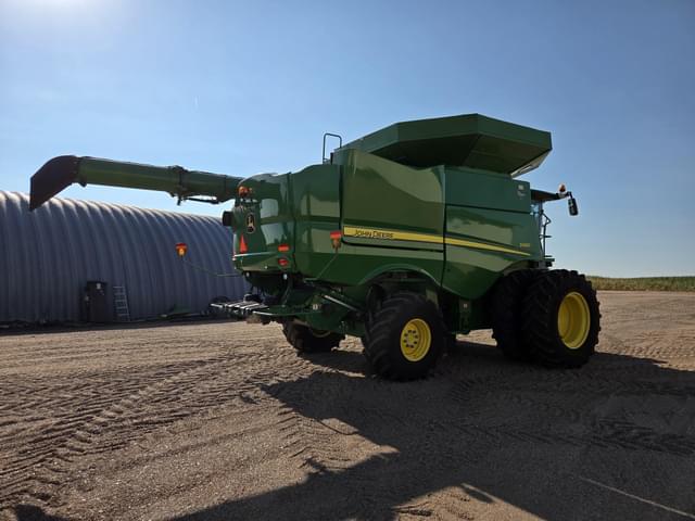 Image of John Deere S680 equipment image 3