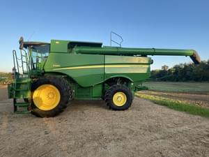 2017 John Deere S680 Image