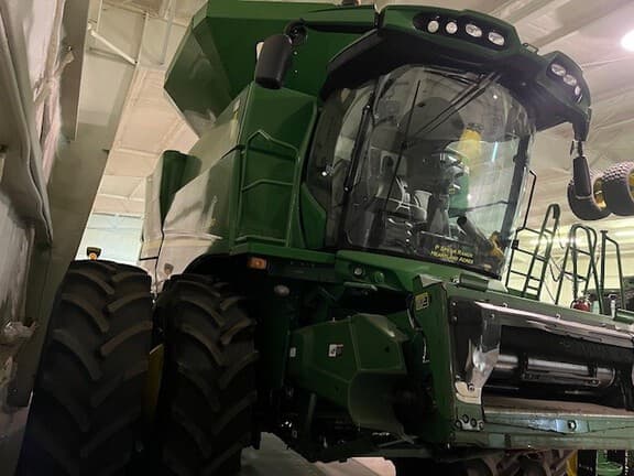 Image of John Deere S680 equipment image 2