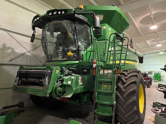 2017 John Deere S680 Equipment Image0