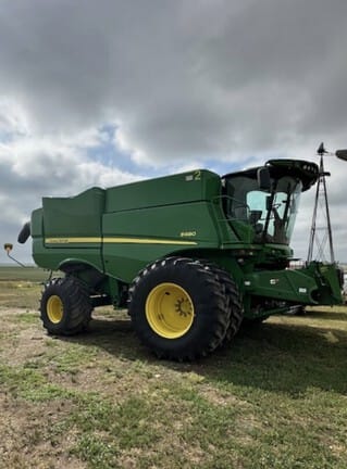 2017 John Deere S680 Equipment Image0