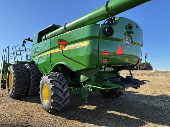 Image of John Deere S680 equipment image 2