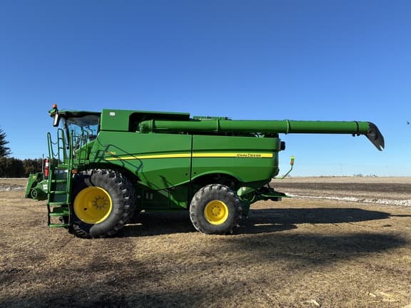 Image of John Deere S680 equipment image 1