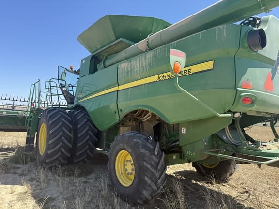 Image of John Deere S680 equipment image 1