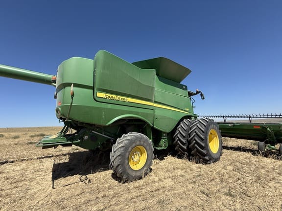 2017 John Deere S680 Equipment Image0