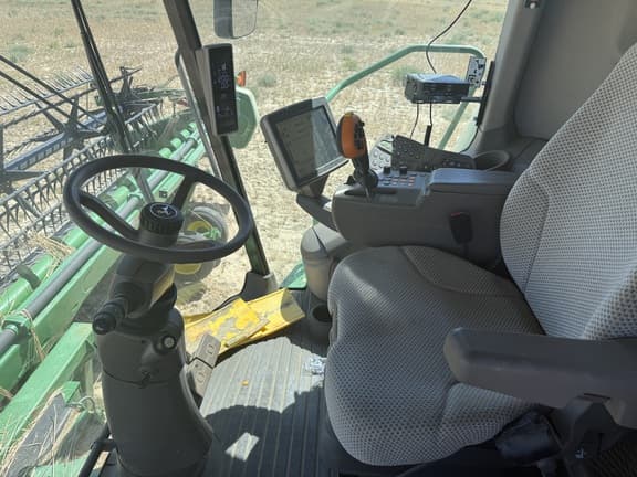 Image of John Deere S680 equipment image 4