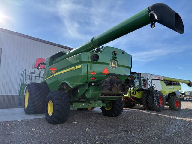 Image of John Deere S690 equipment image 3