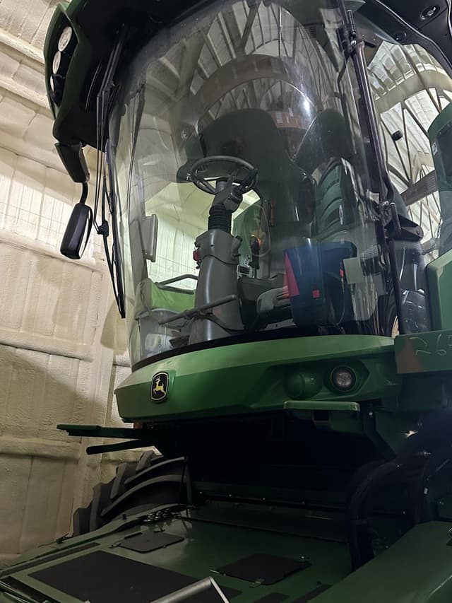 Image of John Deere S690 equipment image 3