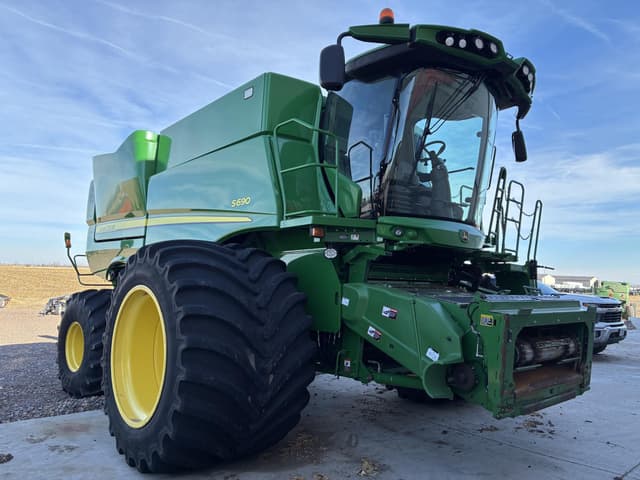 Image of John Deere S690 equipment image 1