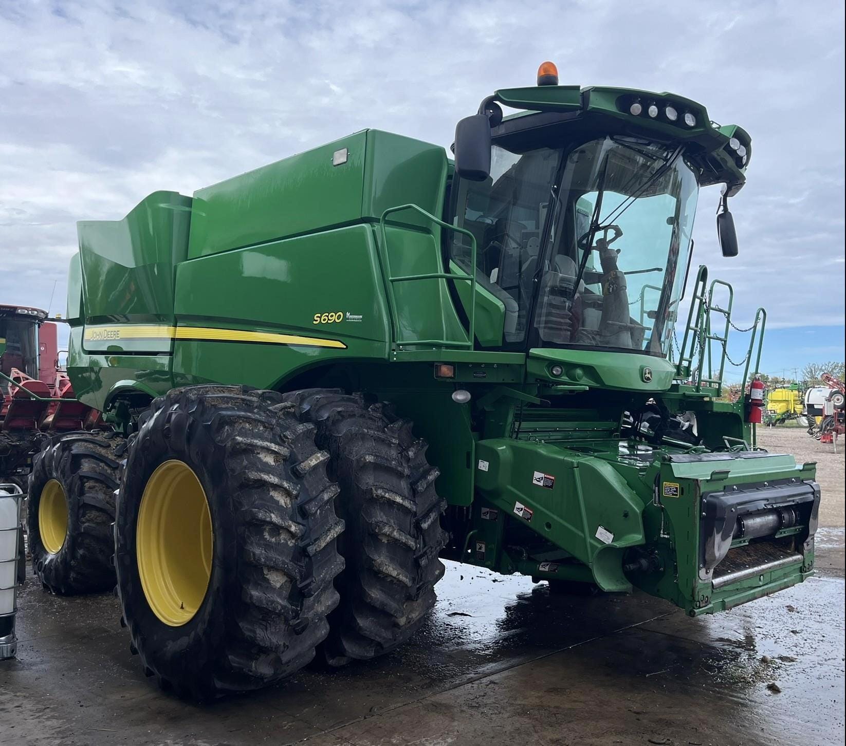 2017 John Deere S690 Equipment Image0